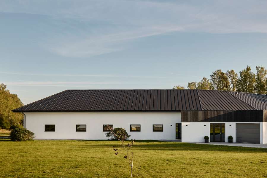Stylish luxury home near Hillerød enhanced with steel profiles on the roof, Hanebjergvej 3, 3400 Hillerød, Denmark